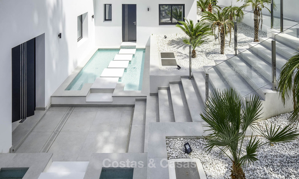 Villa impressionnante et luxueuse de design contemporain à vendre, prête à emménager, Nueva Andalucia, Marbella. Prix réduit. 16153