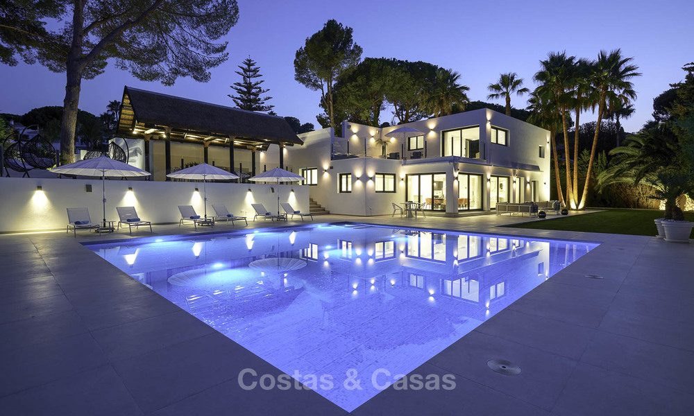 Villa impressionnante et luxueuse de design contemporain à vendre, prête à emménager, Nueva Andalucia, Marbella. Prix réduit. 16186