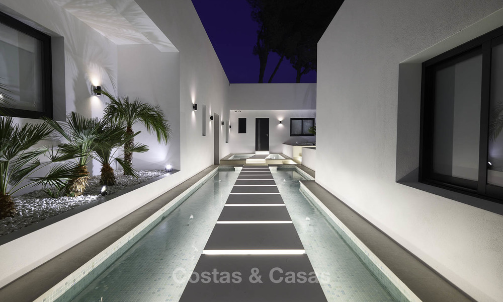 Villa impressionnante et luxueuse de design contemporain à vendre, prête à emménager, Nueva Andalucia, Marbella. Prix réduit. 16187