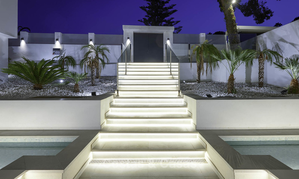 Villa impressionnante et luxueuse de design contemporain à vendre, prête à emménager, Nueva Andalucia, Marbella. Prix réduit. 16189