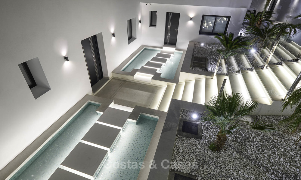 Villa impressionnante et luxueuse de design contemporain à vendre, prête à emménager, Nueva Andalucia, Marbella. Prix réduit. 16191