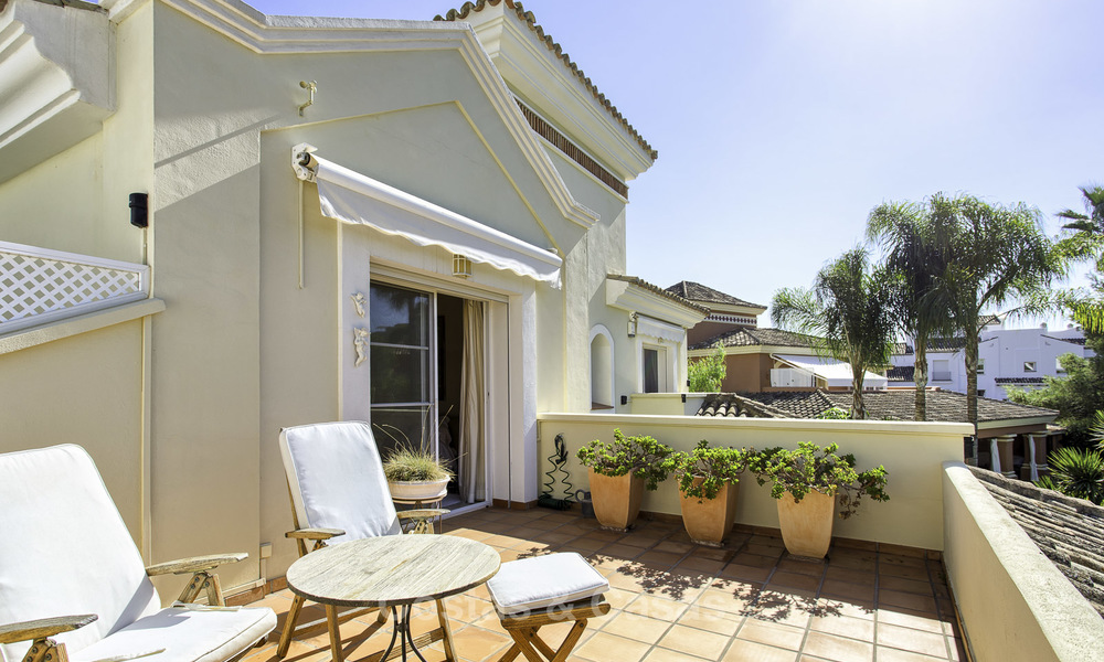 Chaleureuse villa rustique et moderne dans un domaine de golf à vendre, Benahavis, Marbella 16296