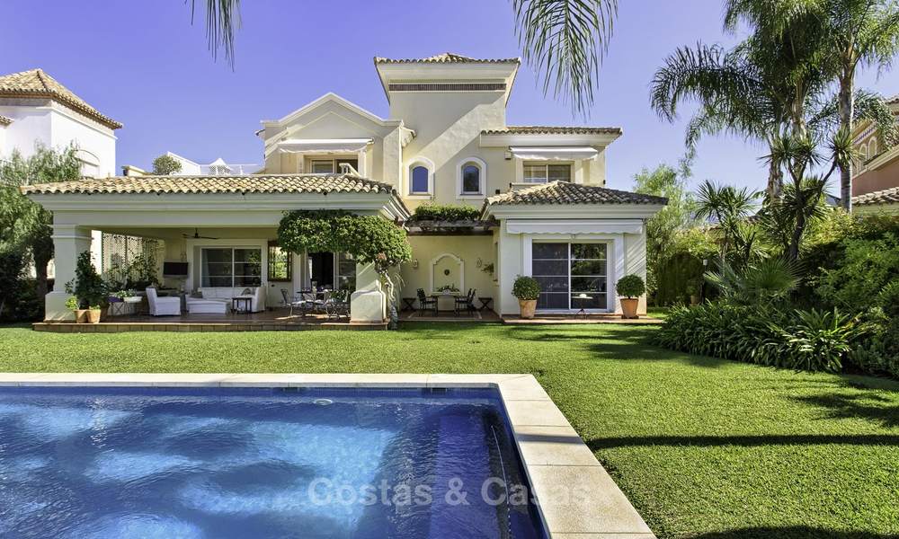 Chaleureuse villa rustique et moderne dans un domaine de golf à vendre, Benahavis, Marbella 16306