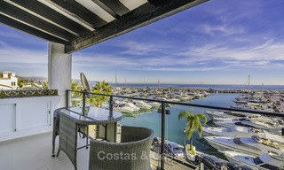 Penthouse entièrement meublé et modernisé en bord de mer à vendre dans la marina de Puerto Banus, Marbella 16340 