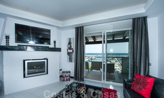 Penthouse entièrement meublé et modernisé en bord de mer à vendre dans la marina de Puerto Banus, Marbella 28238 