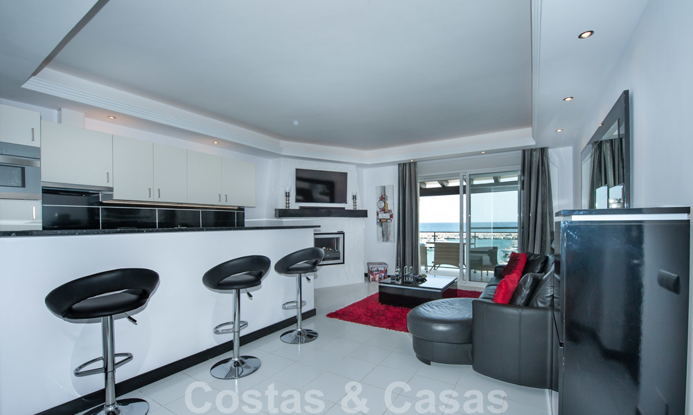 Penthouse entièrement meublé et modernisé en bord de mer à vendre dans la marina de Puerto Banus, Marbella 28241