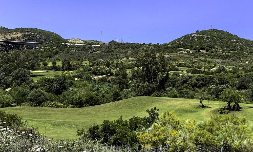 Villa de golf moderne de première ligne à vendre dans un resort de golf de qualité à Estepona 16390