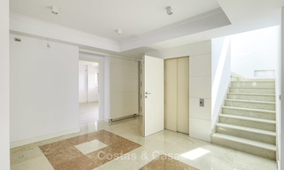 Très spacieux penthouse duplex de 5 chambres à coucher avec vue mer et montagne à vendre sur le Golden Mile à Marbella 16549 