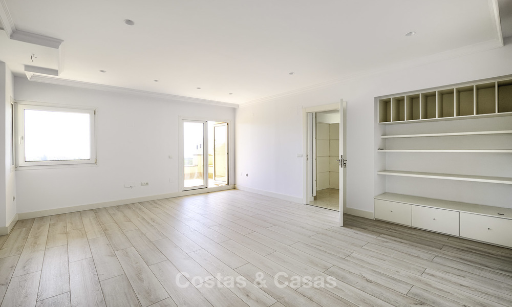 Très spacieux penthouse duplex de 5 chambres à coucher avec vue mer et montagne à vendre sur le Golden Mile à Marbella 16551