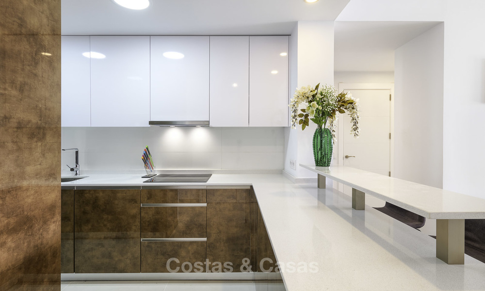 Appartement de jardin flambant neuf avec vue sur la mer à vendre, à quelques minutes à pied de la plage, Estepona Est 16937