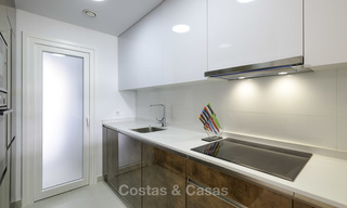 Appartement de jardin flambant neuf avec vue sur la mer à vendre, à quelques minutes à pied de la plage, Estepona Est 16938 