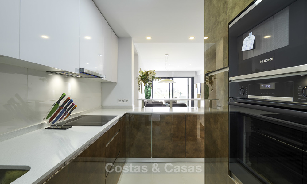 Appartement de jardin flambant neuf avec vue sur la mer à vendre, à quelques minutes à pied de la plage, Estepona Est 16939