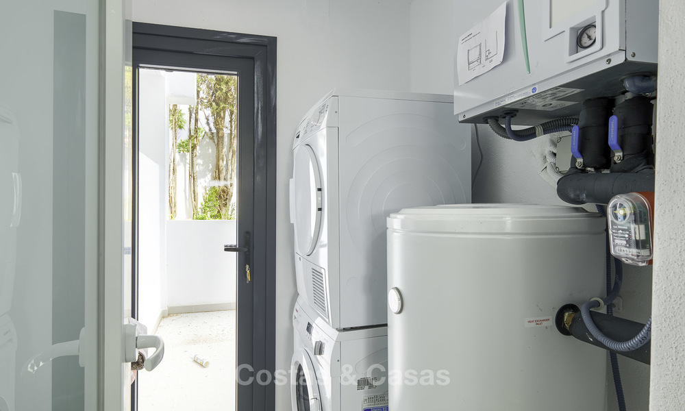 Appartement de jardin flambant neuf avec vue sur la mer à vendre, à quelques minutes à pied de la plage, Estepona Est 16940