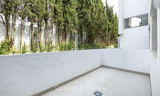 Appartement de jardin flambant neuf avec vue sur la mer à vendre, à quelques minutes à pied de la plage, Estepona Est 16941 