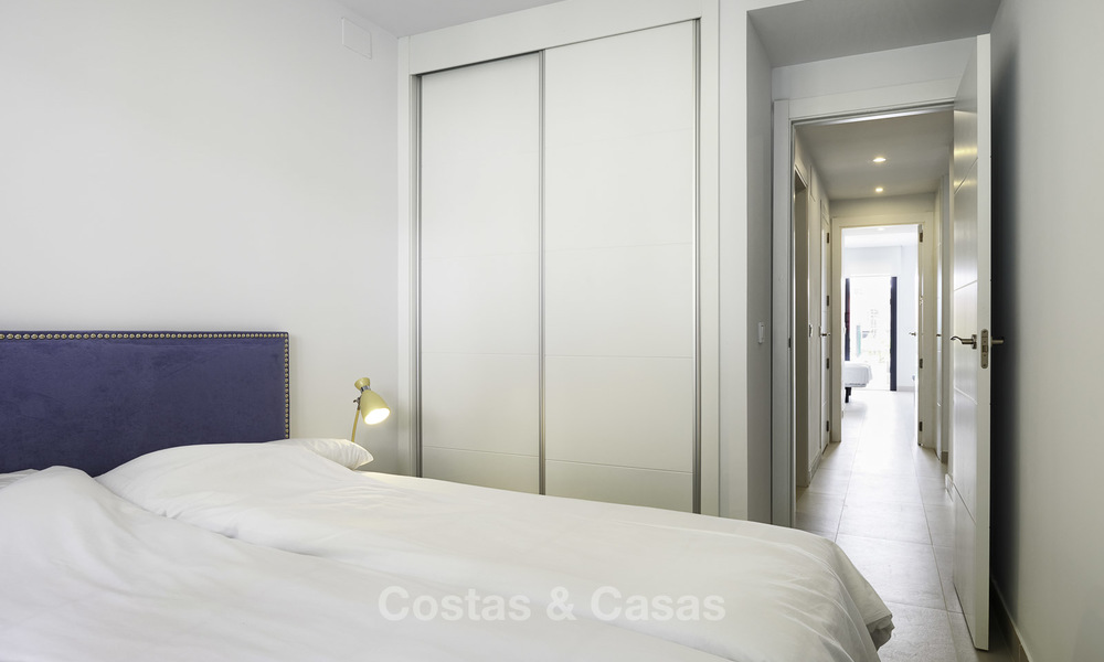 Appartement de jardin flambant neuf avec vue sur la mer à vendre, à quelques minutes à pied de la plage, Estepona Est 16949