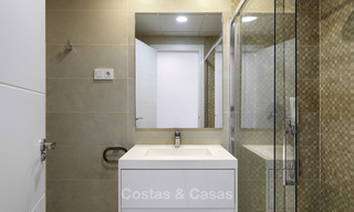 Appartement de jardin flambant neuf avec vue sur la mer à vendre, à quelques minutes à pied de la plage, Estepona Est 16950 