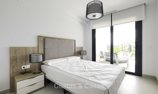 Appartement de jardin flambant neuf avec vue sur la mer à vendre, à quelques minutes à pied de la plage, Estepona Est 16953 