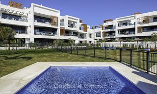 Appartement de jardin flambant neuf avec vue sur la mer à vendre, à quelques minutes à pied de la plage, Estepona Est 16964 