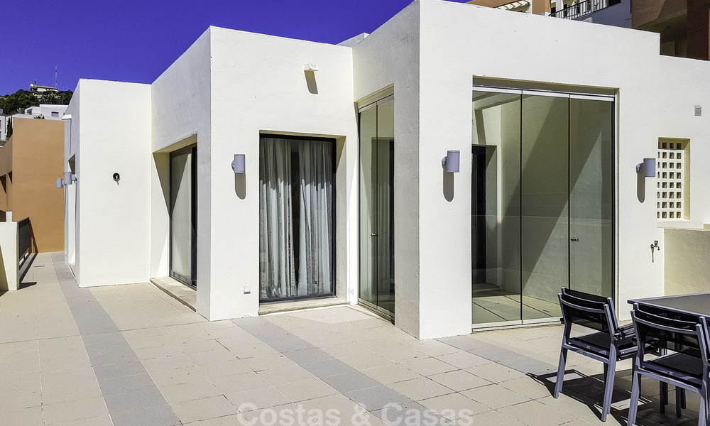 Penthouse moderne avec grande terrasse avec vue sur mer à vendre à Marbella 17009