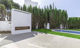 Villa de luxe moderne à vendre, prête à emménager, près de la plage à l’est de Marbella 17630 