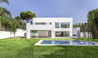 Villa de luxe moderne à vendre, prête à emménager, près de la plage à l’est de Marbella 17632 