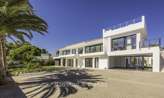 Villa contemporaine flambant neuve à vendre, dans un quartier chic en bord de mer à Est d’Estepona 17660 