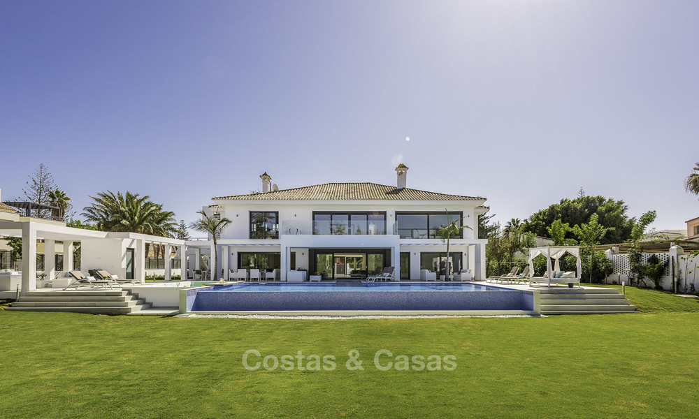 Villa contemporaine flambant neuve à vendre, dans un quartier chic en bord de mer à Est d’Estepona 17662