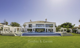 Villa contemporaine flambant neuve à vendre, dans un quartier chic en bord de mer à Est d’Estepona 17662 