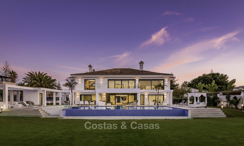 Villa contemporaine flambant neuve à vendre, dans un quartier chic en bord de mer à Est d’Estepona 17675