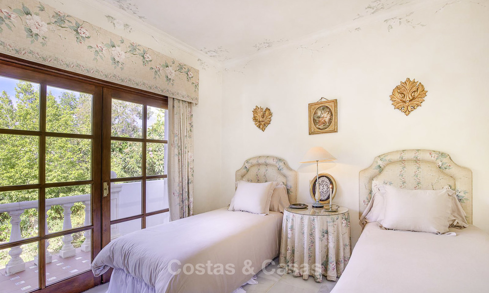 Charmante villa italienne sur un double terrain à vendre, entièrement rénovée, Estepona Est 19310
