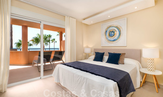 Appartement au dernier étage entièrement rénové à vendre, en première ligne d'une plage tranquille à l'est d'Estepona 26823 
