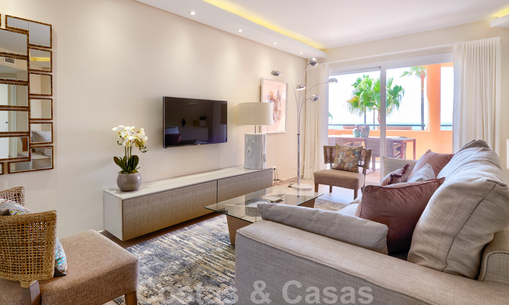 Appartement au dernier étage entièrement rénové à vendre, en première ligne d'une plage tranquille à l'est d'Estepona 26824