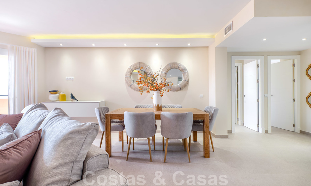 Appartement au dernier étage entièrement rénové à vendre, en première ligne d'une plage tranquille à l'est d'Estepona 26825