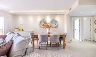 Appartement au dernier étage entièrement rénové à vendre, en première ligne d'une plage tranquille à l'est d'Estepona 26825 