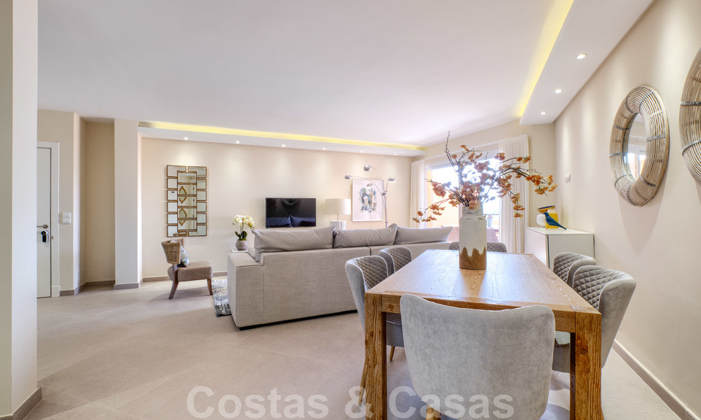 Appartement au dernier étage entièrement rénové à vendre, en première ligne d'une plage tranquille à l'est d'Estepona 26826