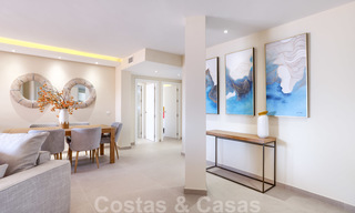 Appartement au dernier étage entièrement rénové à vendre, en première ligne d'une plage tranquille à l'est d'Estepona 26829 