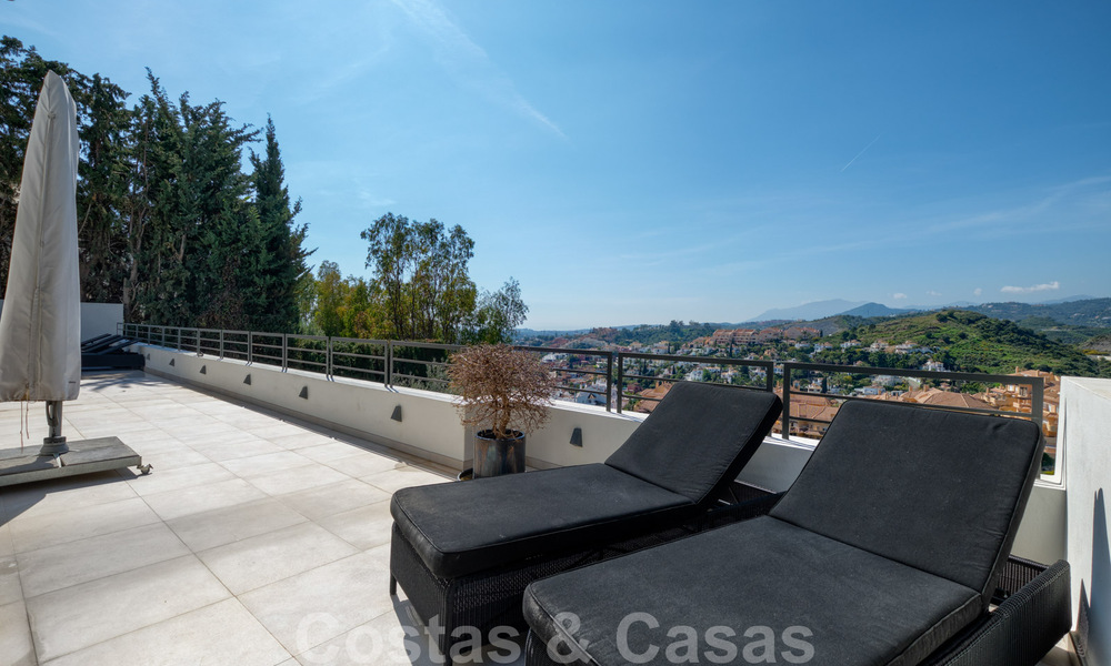 Villa andalouse entièrement rénovée et redécorée à vendre dans les collines de Nueva Andalucia, Marbella 33660