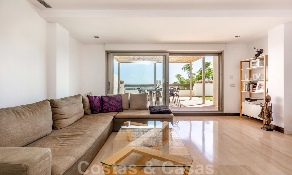 Spacieux appartement moderne avec vue sur la mer et le golf à vendre à Benahavis, Marbella 20012