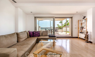 Spacieux appartement moderne avec vue sur la mer et le golf à vendre à Benahavis, Marbella 20012 