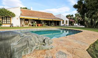 Villa unique de style rustique avec maison d'hôtes séparée à vendre, à distance de marche du centre de San Pedro, Marbella 20619 