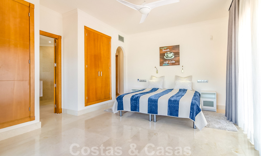 Spacieux appartement entièrement rénové avec une vue imprenable sur la mer à vendre dans un prestigieux complexe à Nueva Andalucia 20182