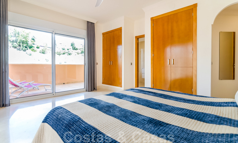 Spacieux appartement entièrement rénové avec une vue imprenable sur la mer à vendre dans un prestigieux complexe à Nueva Andalucia 20183