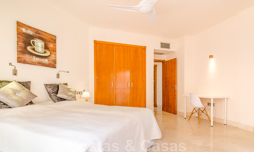 Spacieux appartement entièrement rénové avec une vue imprenable sur la mer à vendre dans un prestigieux complexe à Nueva Andalucia 20184