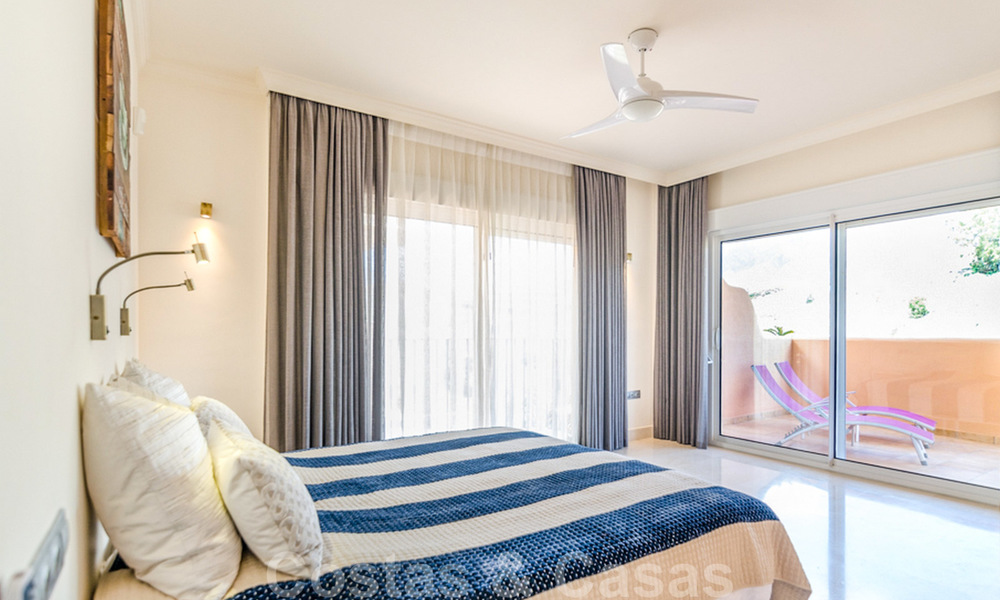 Spacieux appartement entièrement rénové avec une vue imprenable sur la mer à vendre dans un prestigieux complexe à Nueva Andalucia 20186