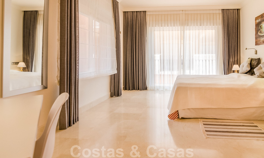 Spacieux appartement entièrement rénové avec une vue imprenable sur la mer à vendre dans un prestigieux complexe à Nueva Andalucia 20189