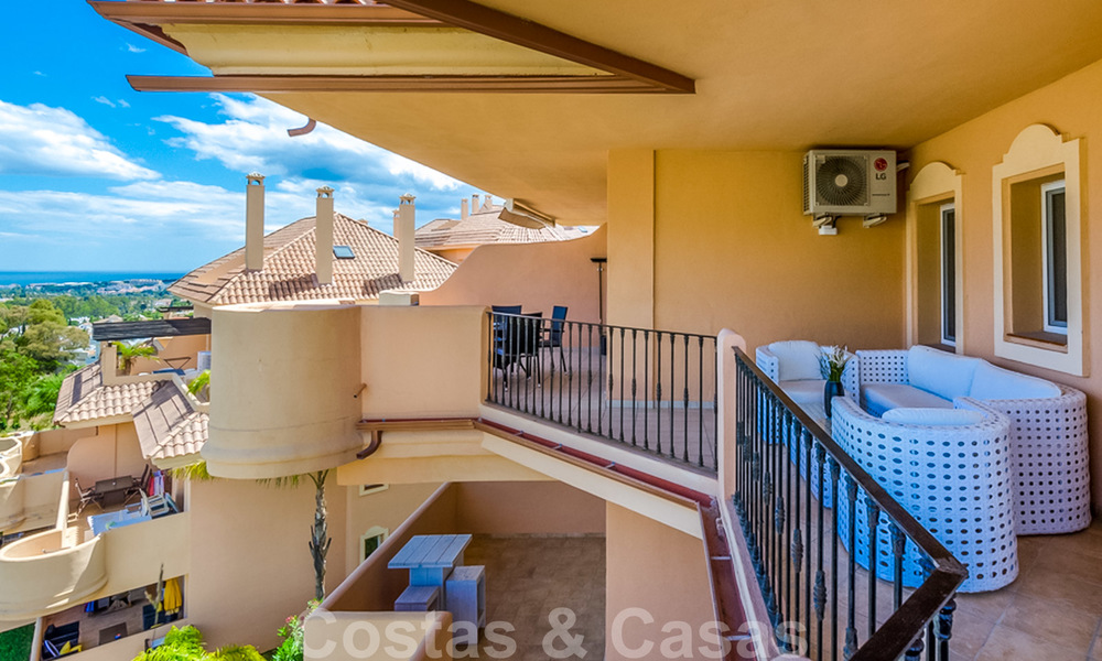 Spacieux appartement entièrement rénové avec une vue imprenable sur la mer à vendre dans un prestigieux complexe à Nueva Andalucia 20193