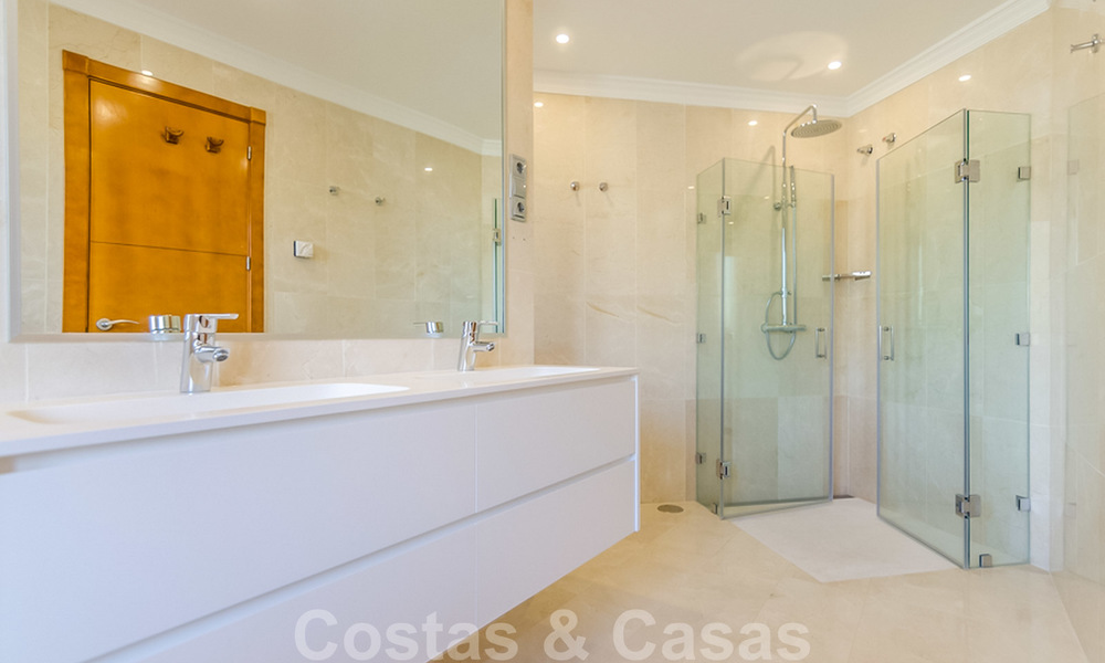 Spacieux appartement entièrement rénové avec une vue imprenable sur la mer à vendre dans un prestigieux complexe à Nueva Andalucia 20195