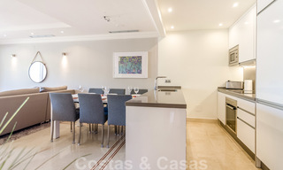 Spacieux appartement entièrement rénové avec une vue imprenable sur la mer à vendre dans un prestigieux complexe à Nueva Andalucia 20198 