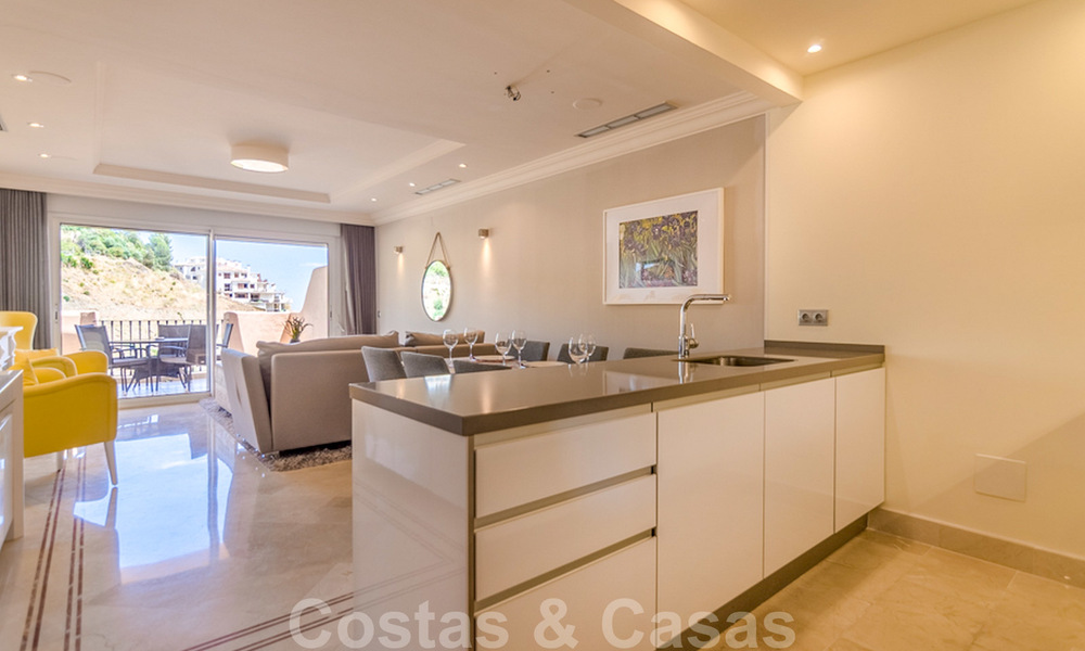 Spacieux appartement entièrement rénové avec une vue imprenable sur la mer à vendre dans un prestigieux complexe à Nueva Andalucia 20201
