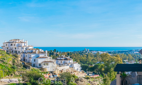 Spacieux appartement entièrement rénové avec une vue imprenable sur la mer à vendre dans un prestigieux complexe à Nueva Andalucia 20208